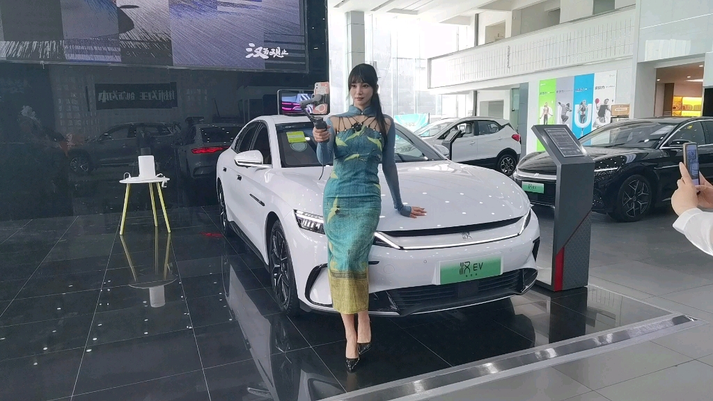 汉ev创世版到店实拍小姐姐当车模比亚迪在刚刚过去的4月份销量终于第