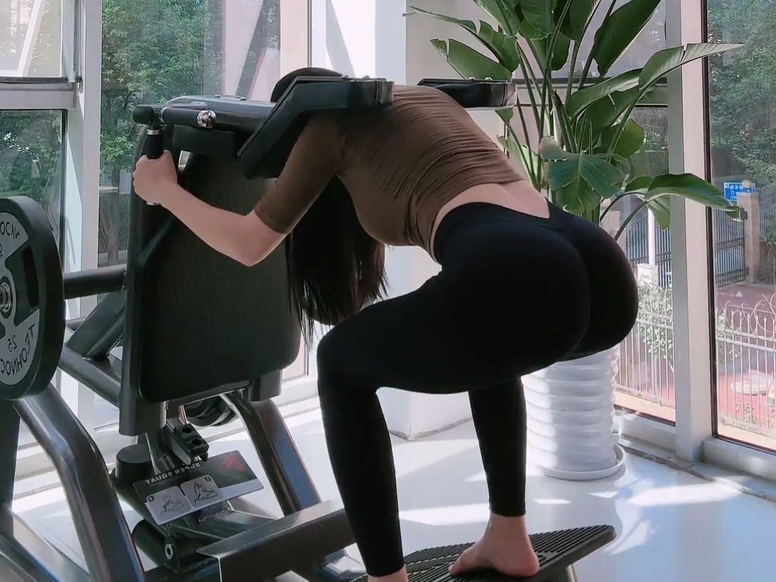 [2024-08-11 09-54-57][小七90]性感紧身瑜伽裤翘臀美女健身房直播