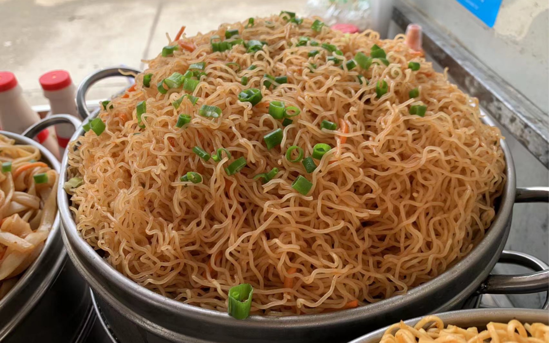 厂门口很好吃3块一份的蒸粉蒸面