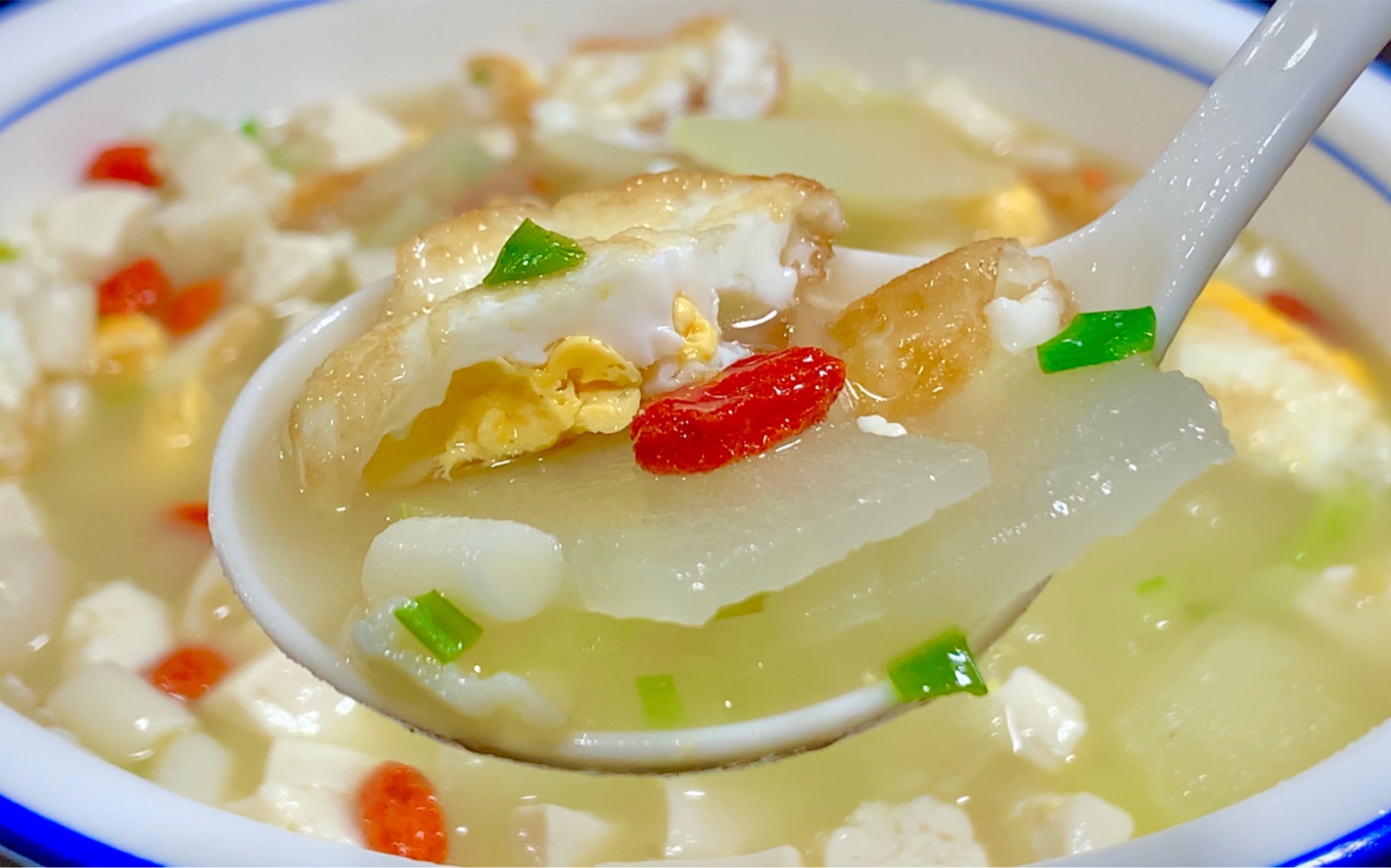 秋天要多喝冬瓜三鲜汤,配料简单,汤汁奶白,清淡不油腻,超好喝