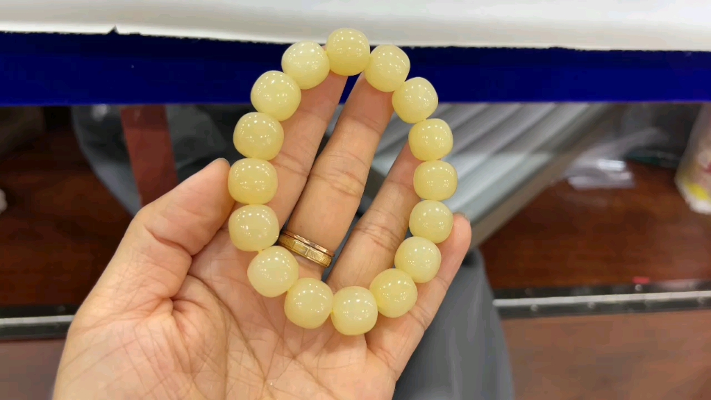 和田玉蜂蜜水手串 野牛沟蜂蜜水细料,颜色很柔和,底子干净油润,颗颗