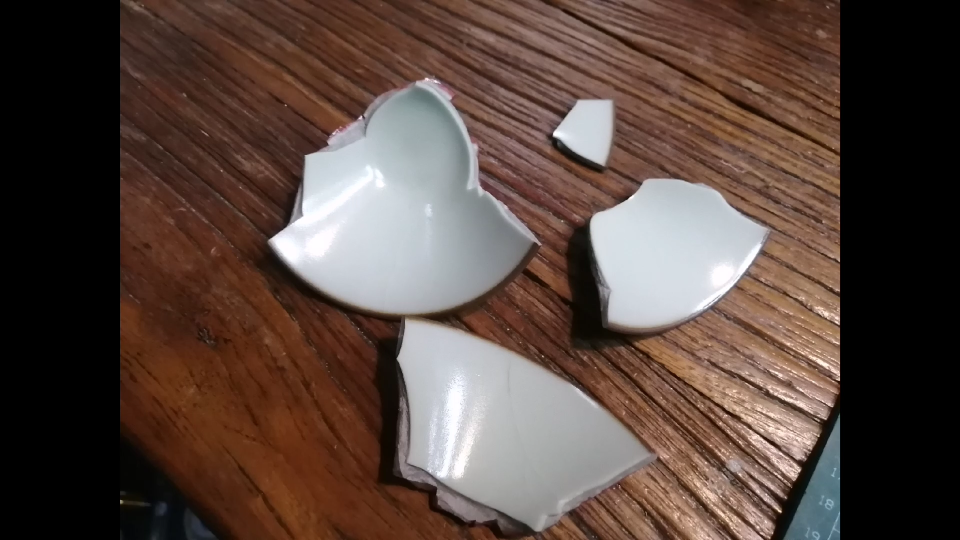 碎成四块的杯子锔瓷匠用了28颗锔钉修复完毕滴水不漏