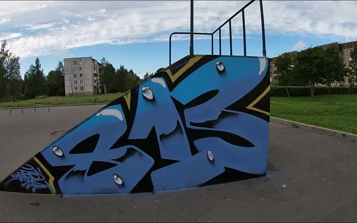 在滑板场进行涂鸦创作