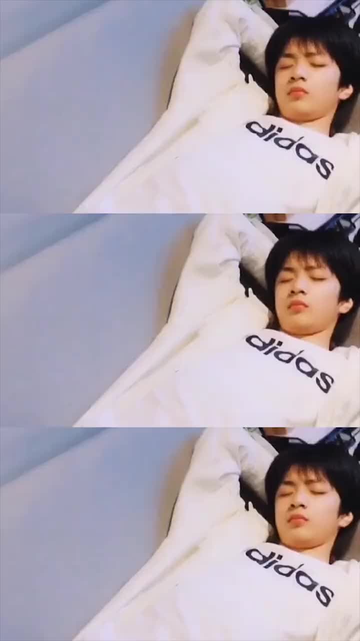 小狼崽刘耀文在线撩人?前一秒还在睡觉,下一秒那个睁眼我差点就没了