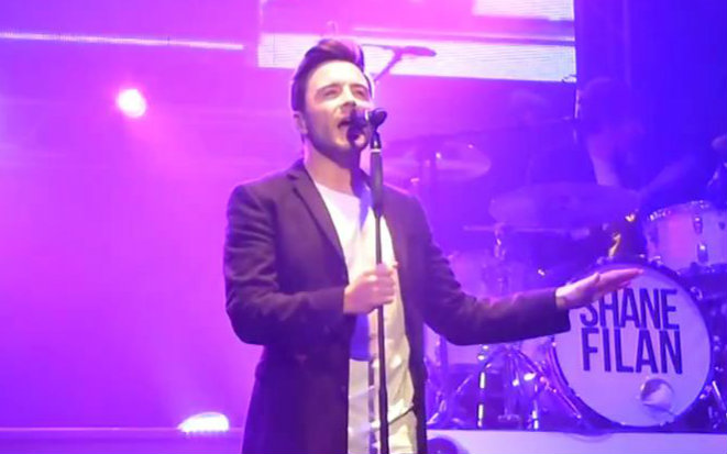 [图]【RightHere】老头Shane Filan-Everything to me-160308伯恩茅斯站开场