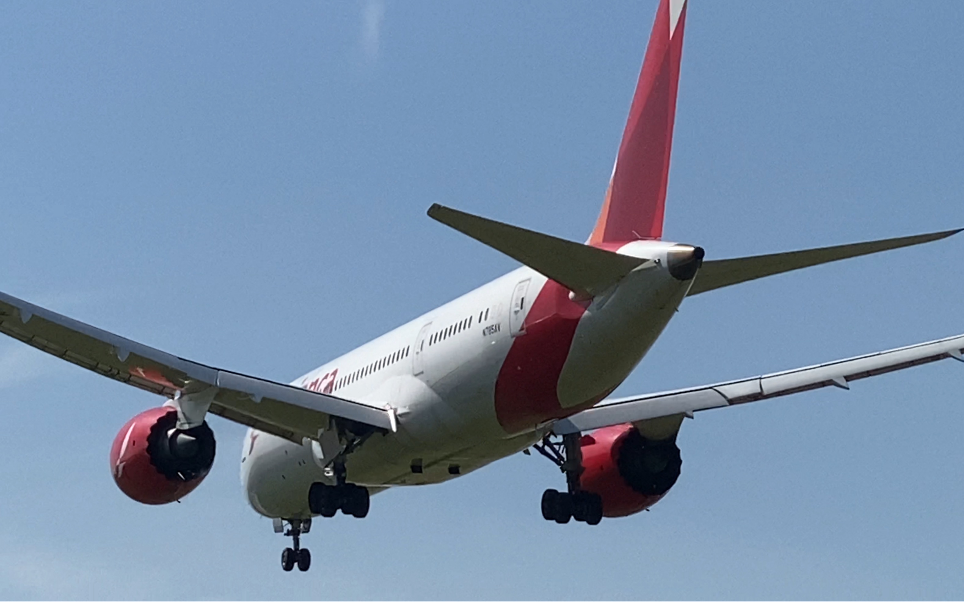 哥伦比亚航空波音787-8复飞后落地