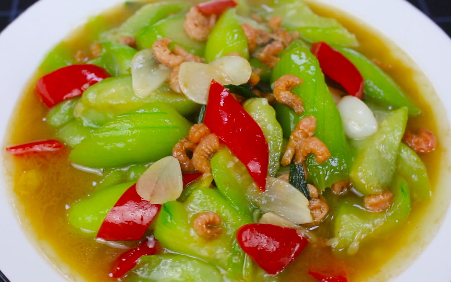 教你一道海米烧丝瓜的做法,丝瓜翠绿不变黑,口感滑嫩,味道鲜美