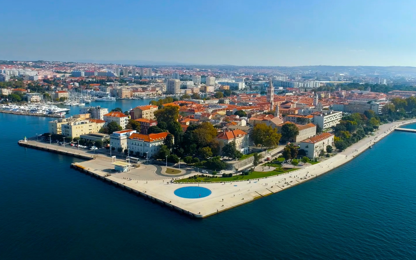 扎达尔是克罗地亚的第五大城市,位于亚得里亚海沿岸9393