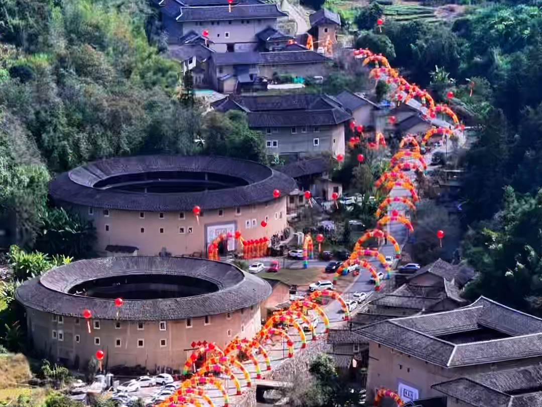 河坑土楼群位于福建省南靖县书洋镇曲江圩河坑自然村,为张姓客家人聚居地,自元朝中期(1308年—1338年)至二十世纪六十年代,历经700多年建成....