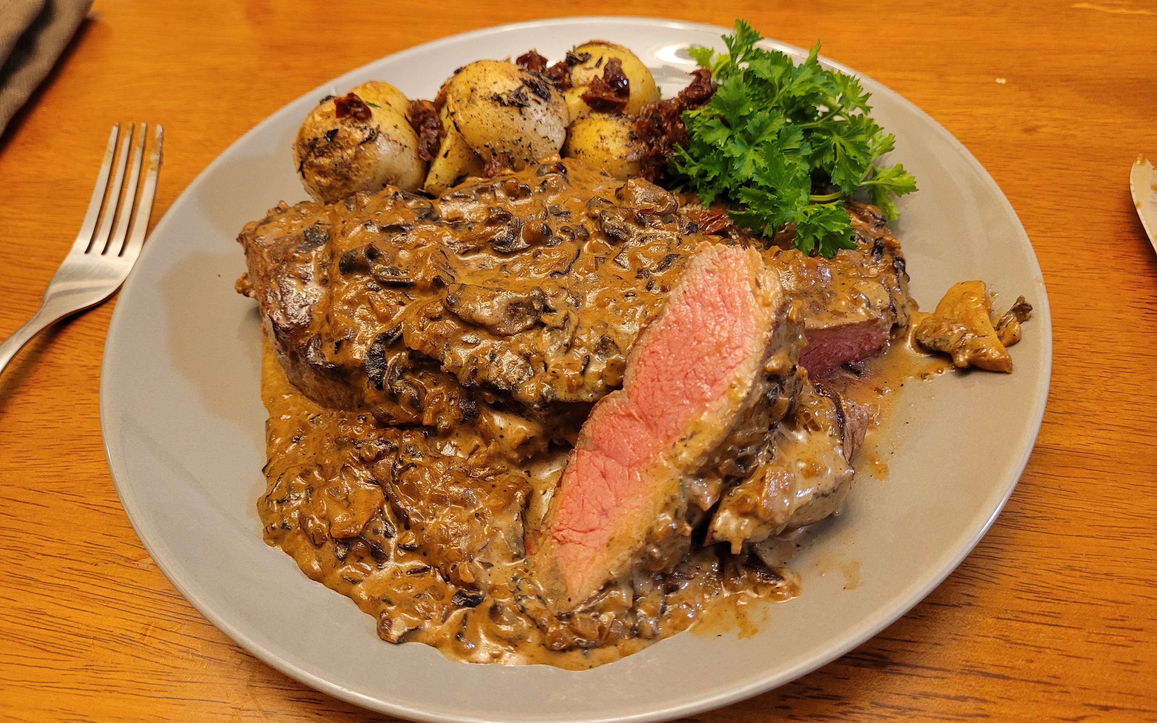 看小伙如何在家复刻美国名菜——戴安娜牛排