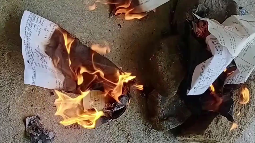 火烧试卷 ._哔哩哔哩_bilibili