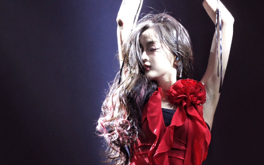 吴宣仪 不允许有人还没看过吴宣仪的舞台 不愧是钓系爱豆,红裙杀疯了