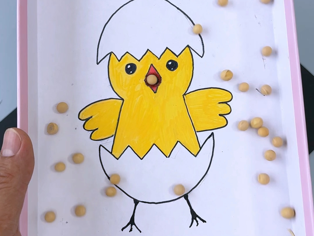 自制小鸡吃米玩具,纸盒和矿泉水瓶不要丢,来做个小鸡吃米的玩具吧!