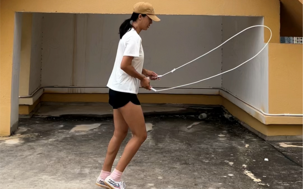 跳绳双摇练习,疫情防控在楼上跳吧