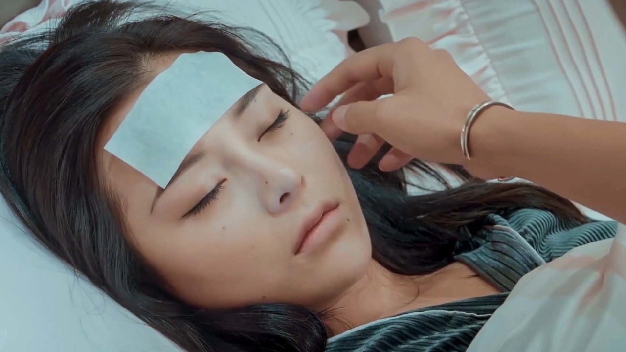 江南思雨:女孩生病卧床,身体抱恙的她为何死活不愿前往医院