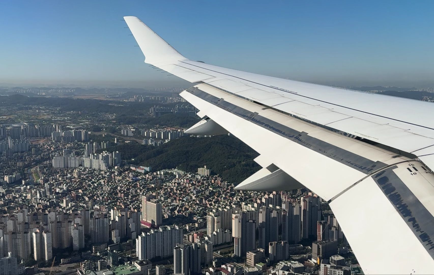 首尔密集城建,大韩航空A220伴随PTU响声落地首尔金浦国际机场哔哩哔哩bilibili