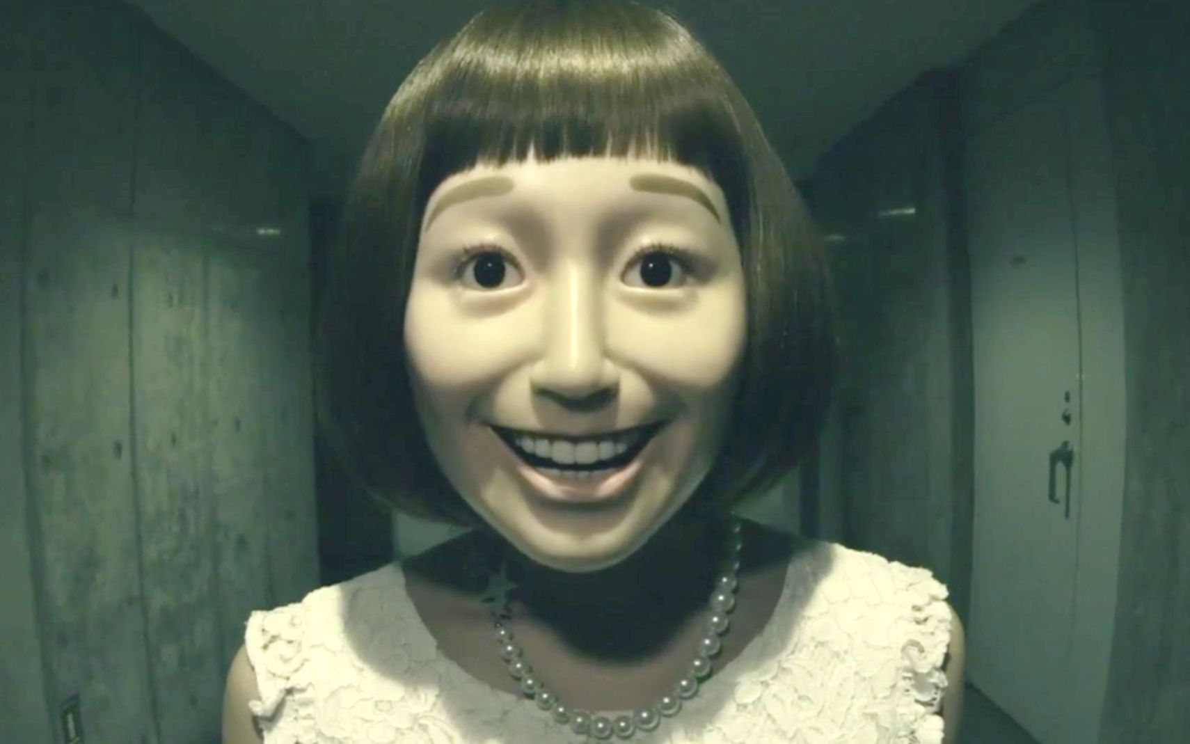 因为长了一个微笑面具,被捧为人气偶像,面具里面却是空的《态度娃娃》