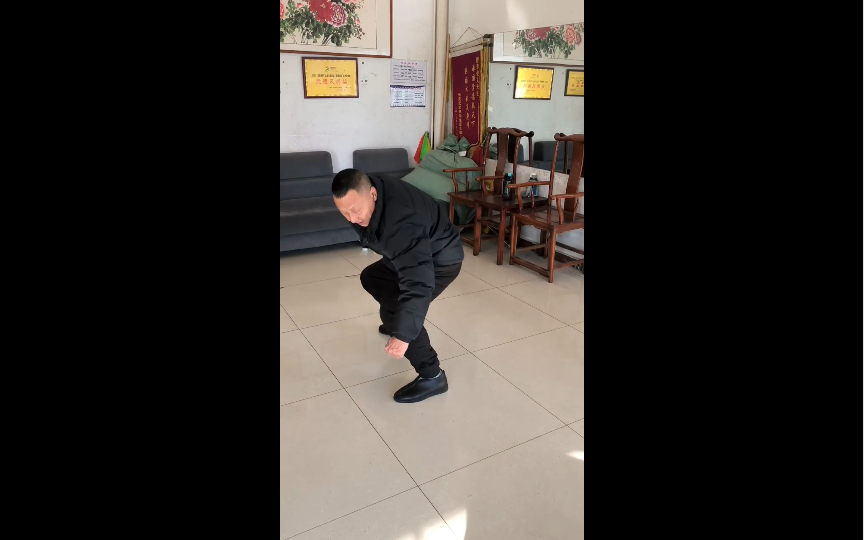 孟村八极拳李学宁先生为学员讲解单打弹踢的练法