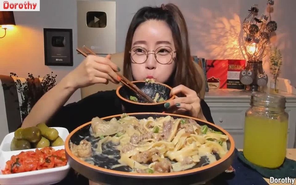 韩国美女大胃王多萝西吃牛肉卷泡面,真是要把人馋哭了!