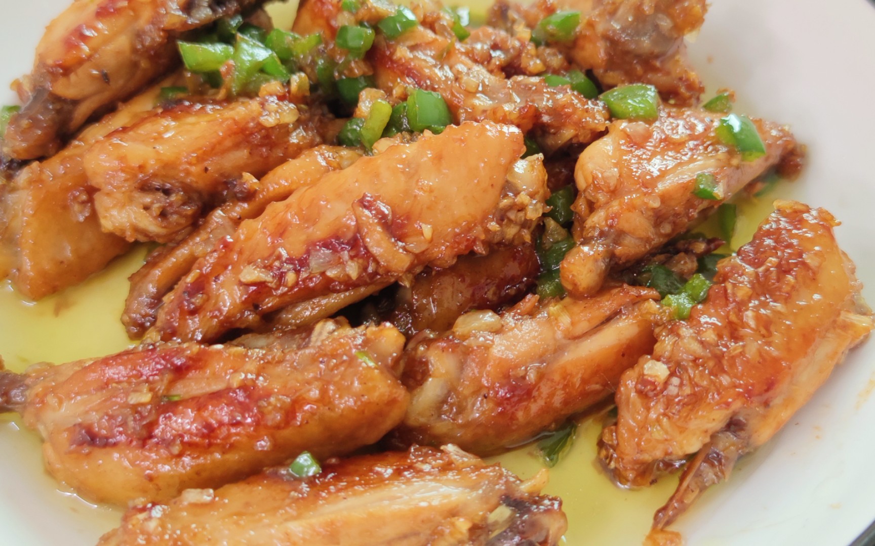 不要老吃可乐鸡翅啦,试试这个蒜蓉鸡翅,蒜香味浓郁,外酥里嫩,超级好吃