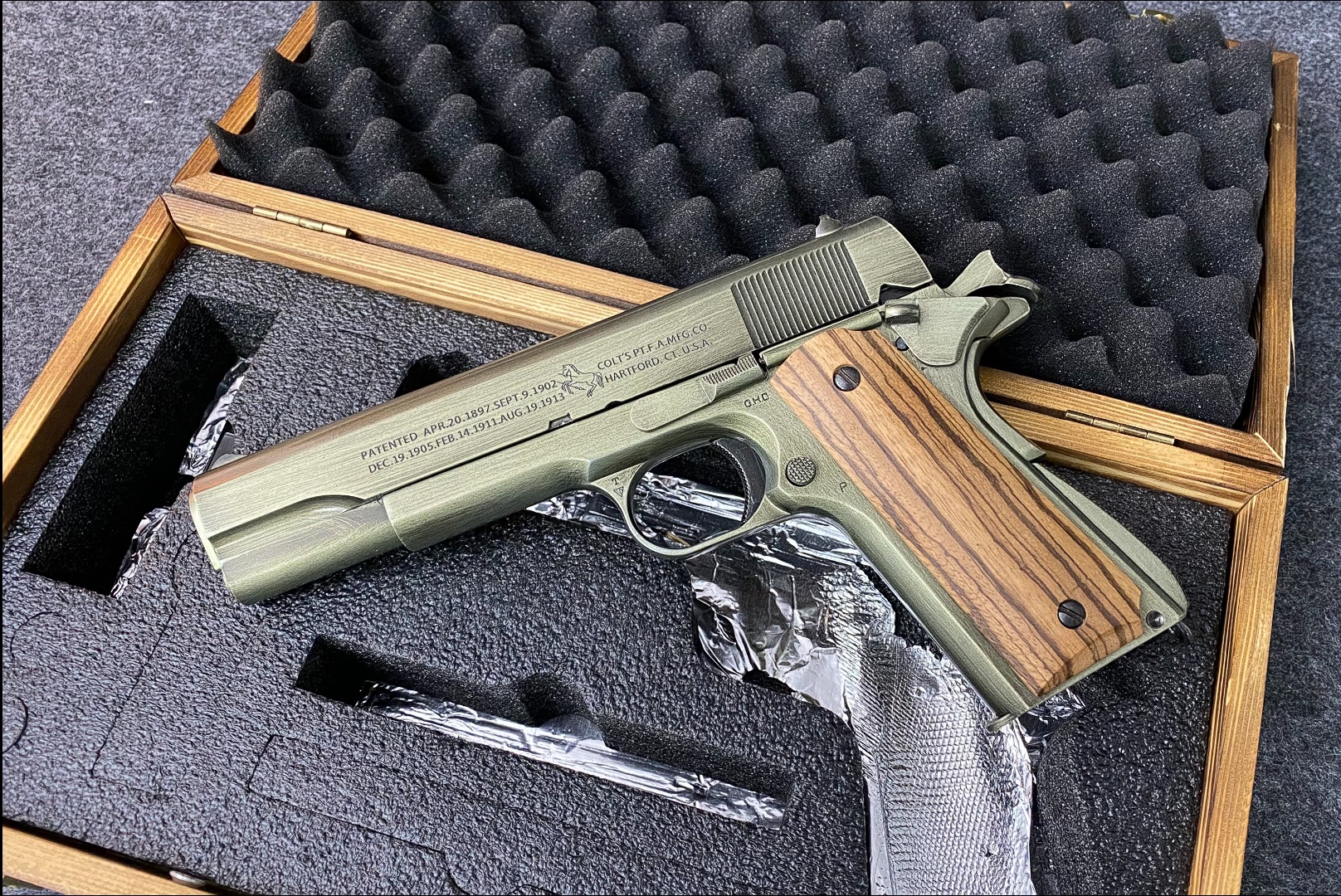 定制版古铜m1911,相当有面子