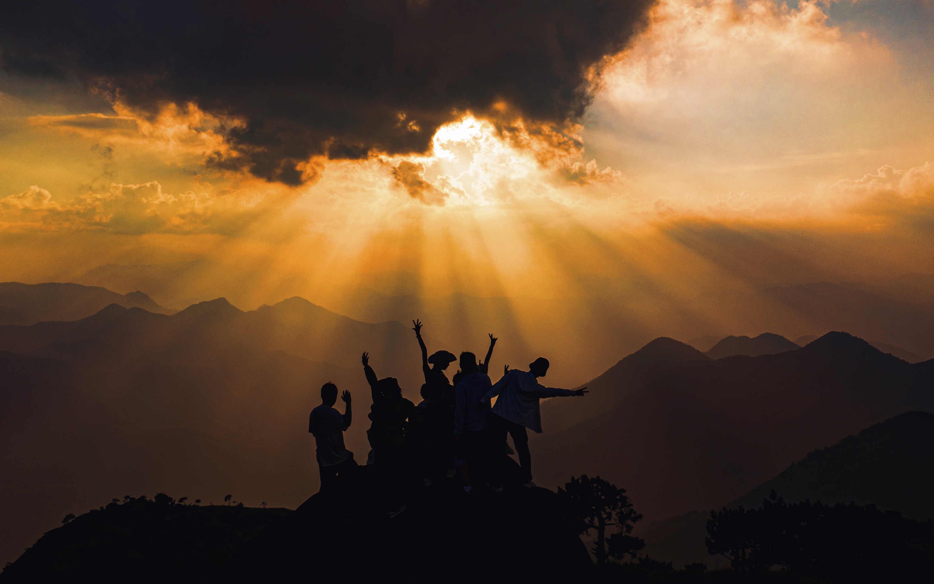 和小伙伴们一起去爬山吧