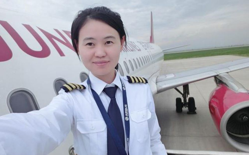 中国最年轻女机长图片图片