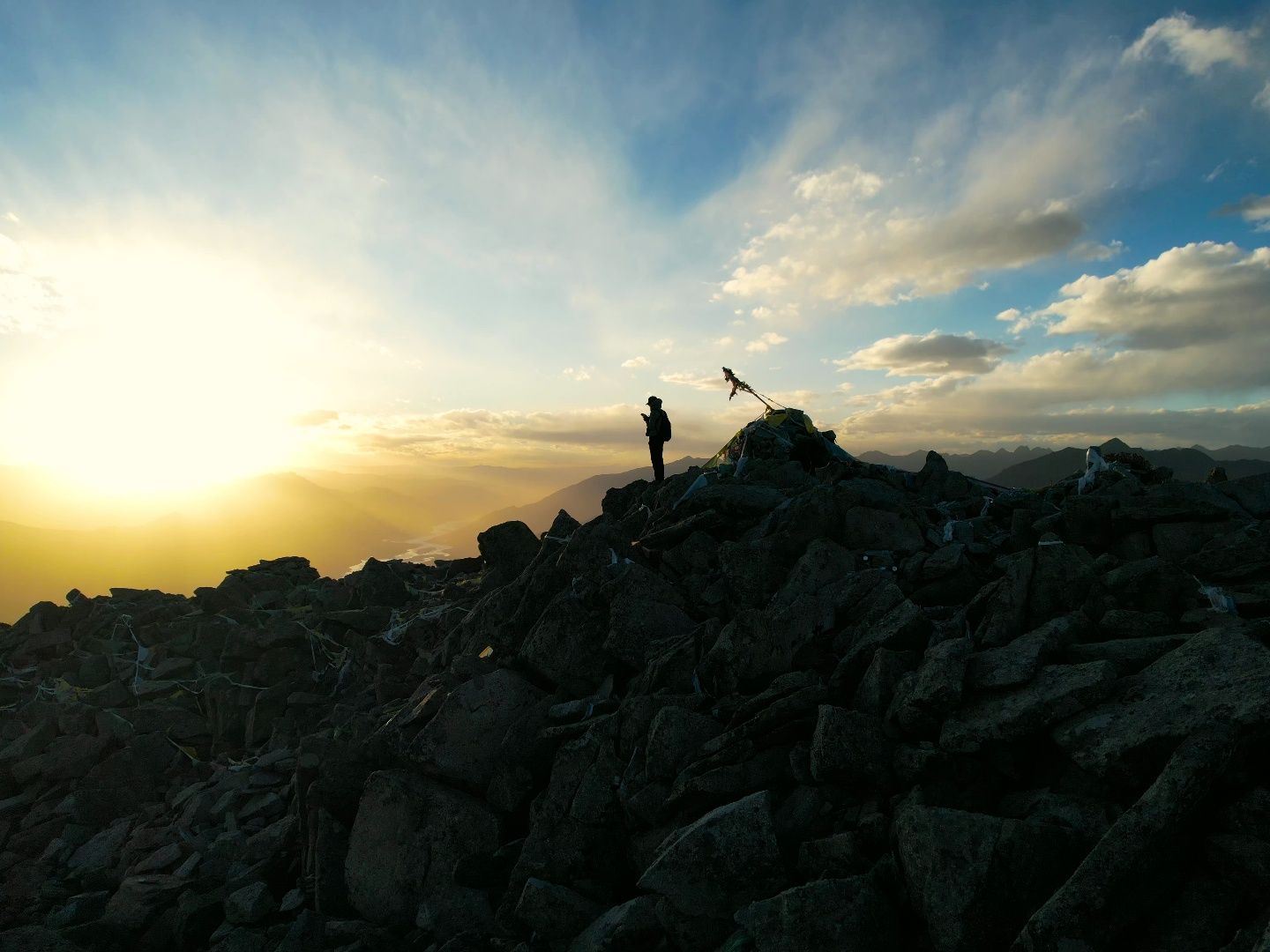 夕阳下的山顶,绝美而凌冽