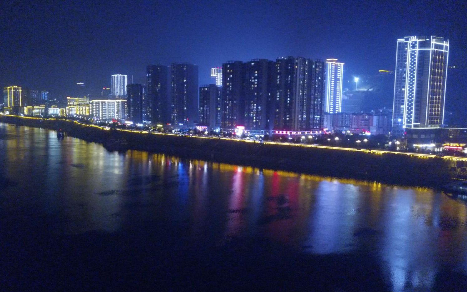 航拍贵州乌江里的思南县,看这壮观的夜景,都说这里是个“小重庆”哔哩哔哩bilibili