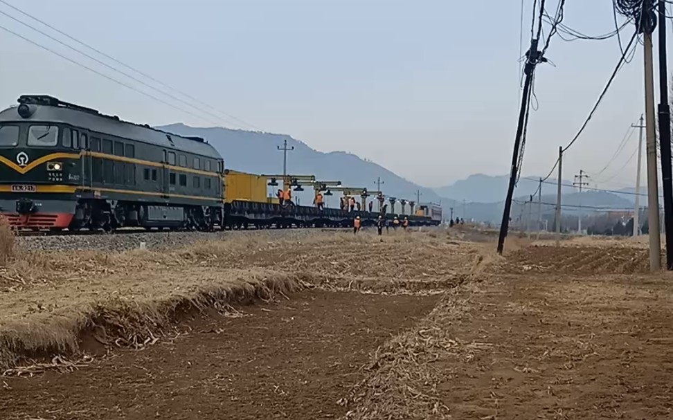 df4b9217牵引长轨车组 在锦承线收轨作业