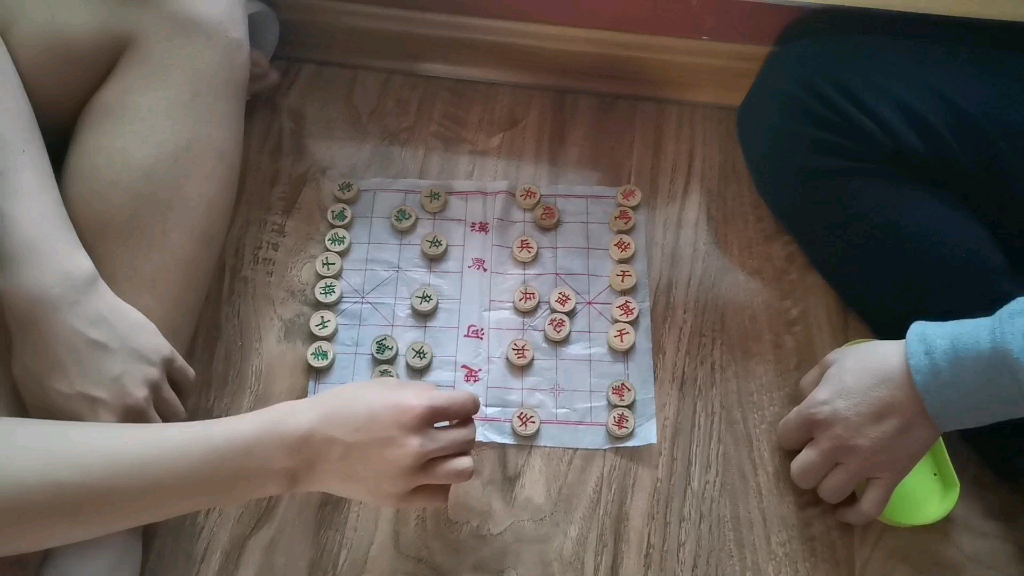两人对弈象棋 坐在地上兴致勃勃_哔哩哔哩_bilibili