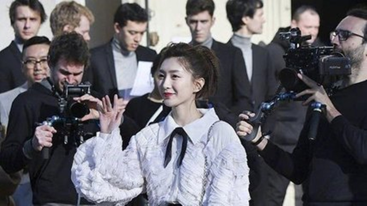 两位女神时装周同框站在江疏影旁边的范冰冰这次输惨了