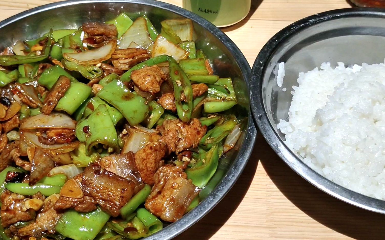 辣椒炒肉,干饭要用大铁盆!