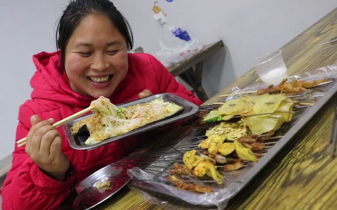 胖妹半夜肚子饿,跑到哥哥家烧烤店,这次敞开了撸串,吃过瘾了