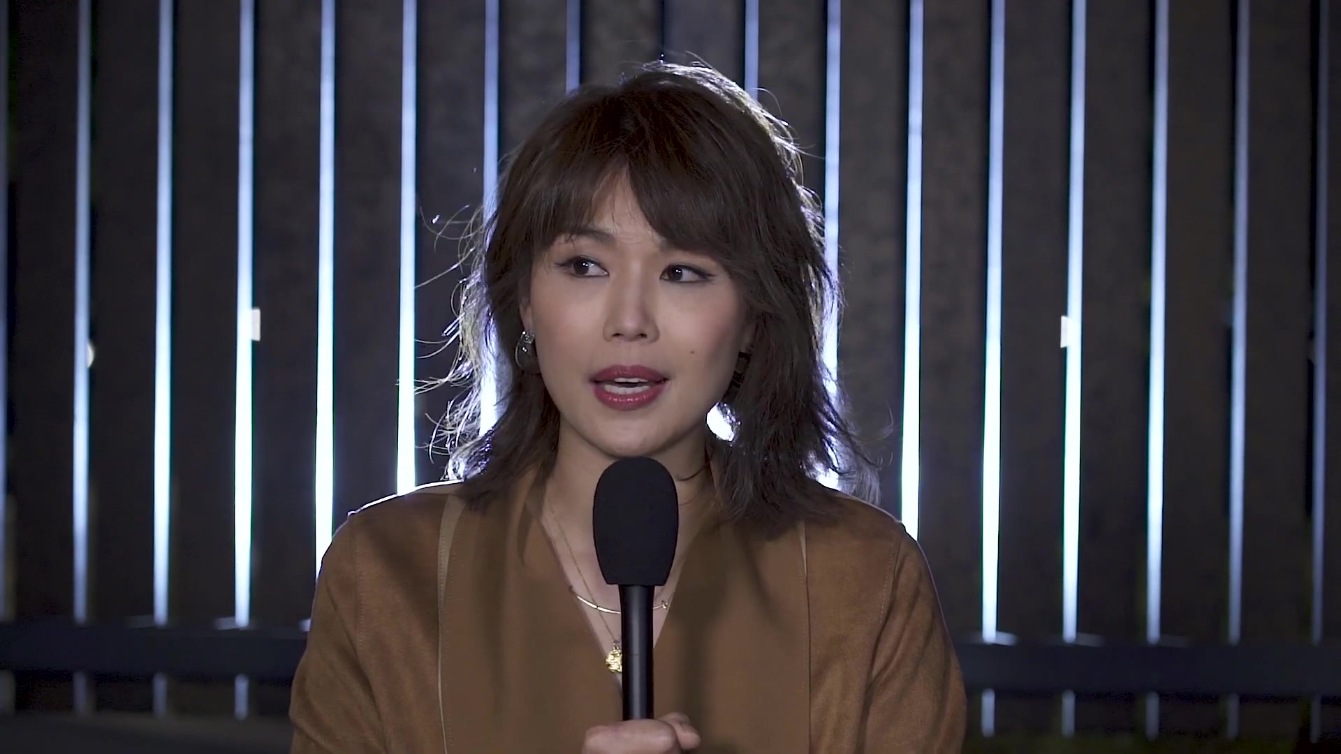 英皇娛樂 eeg music-[mv大解構] 何嘉莉重新演繹《兩種人》 mv帶出新