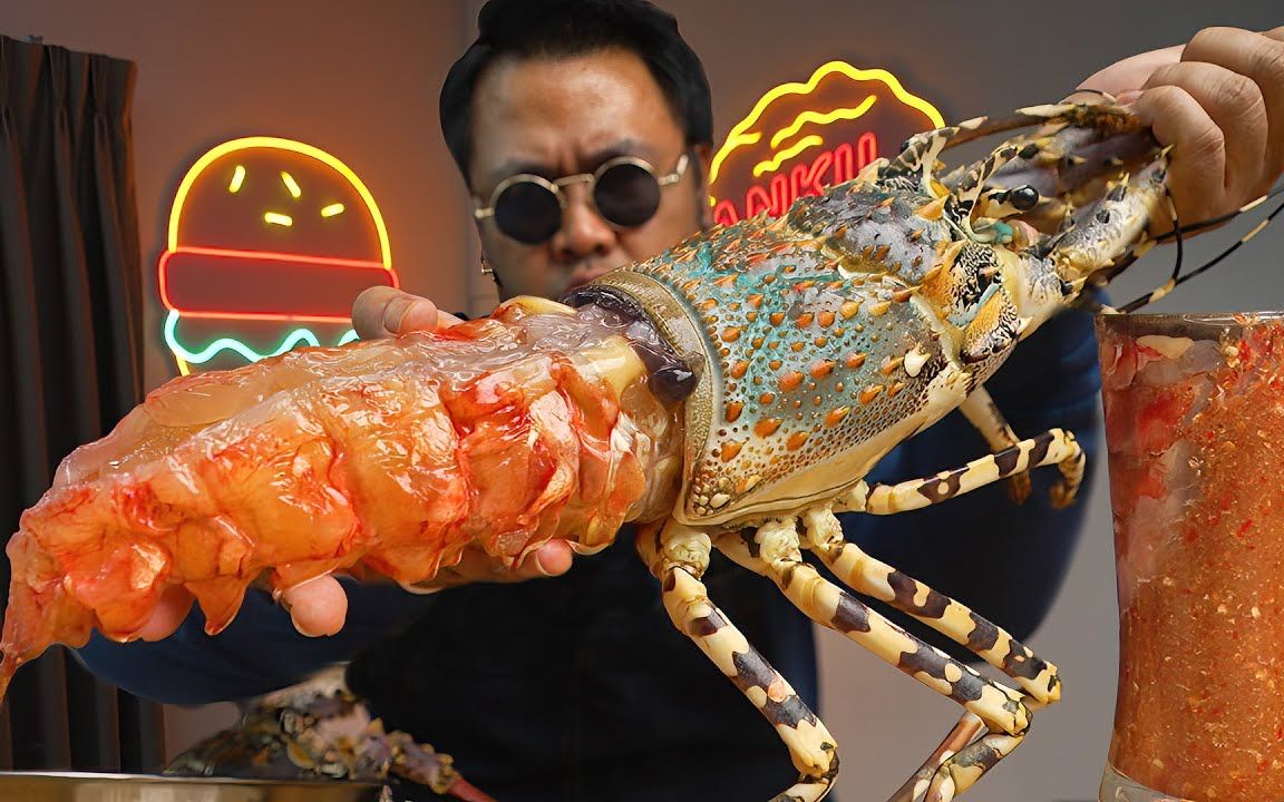 刚买的锦绣大龙虾,大哥把壳剥了直接蘸酱就吃,真的是开眼界