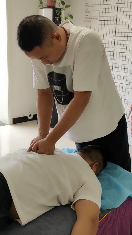驼背正骨理疗推拿矫正按摩spa舒经活络