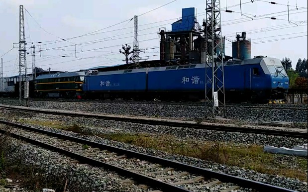 hxd1-6138牵引道碴车通过大弯镇站(附挂中铁二局东风4b-9182)_哔哩