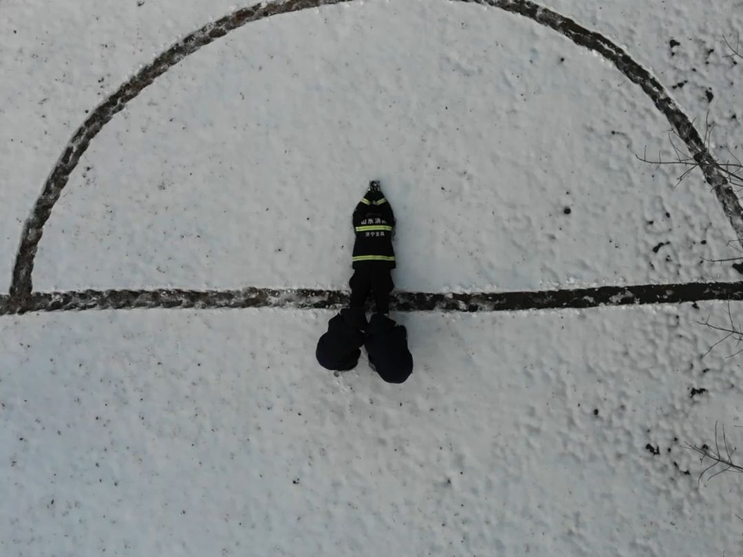 蓝朋友正在雪地"发射爱心" 网友:南方的朋友怎么不拍 是因为没有雪吗