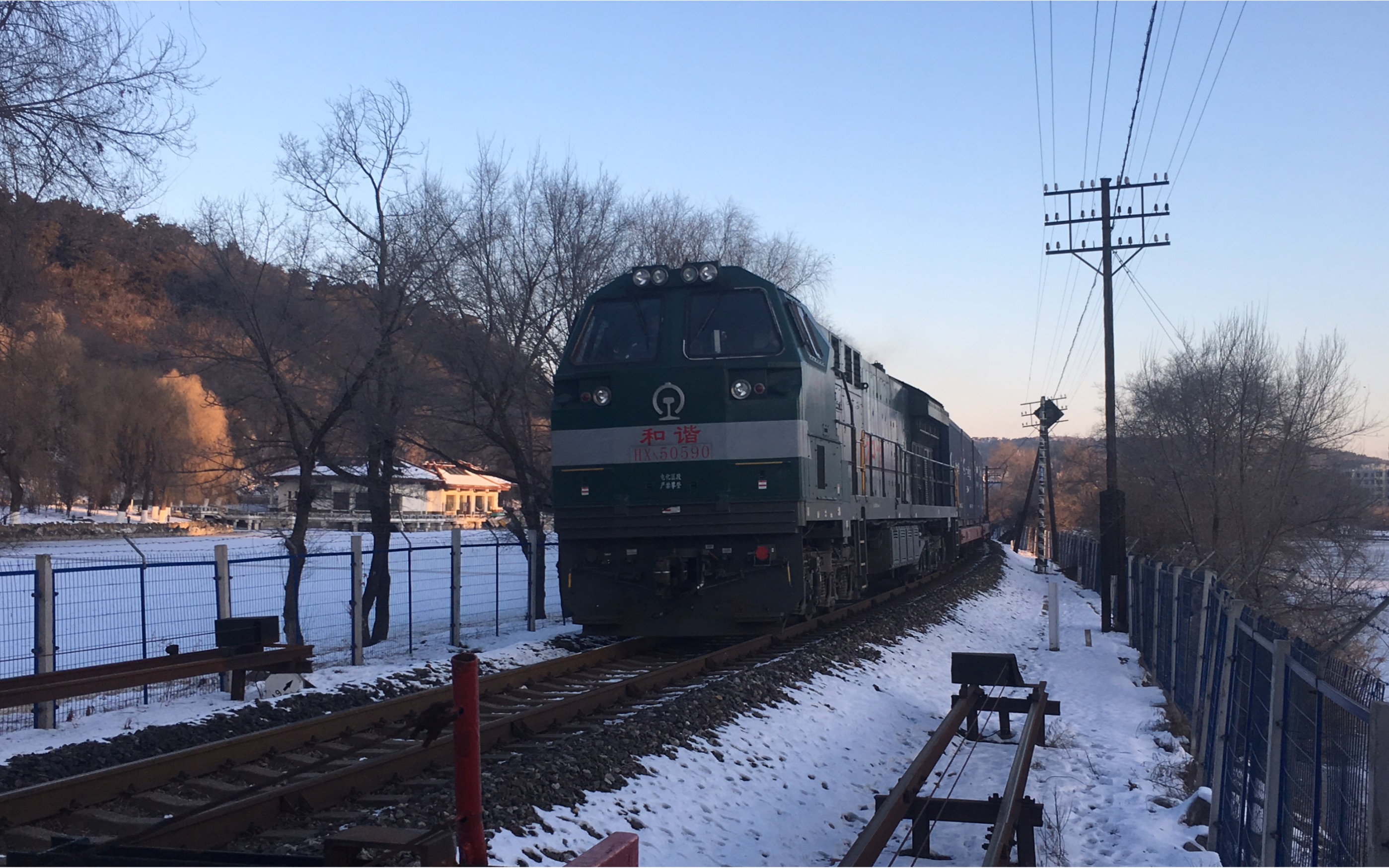 沈局梅段hxn5 0590牵引集装箱大列上行通过沈吉线434道口(2020.12.5)
