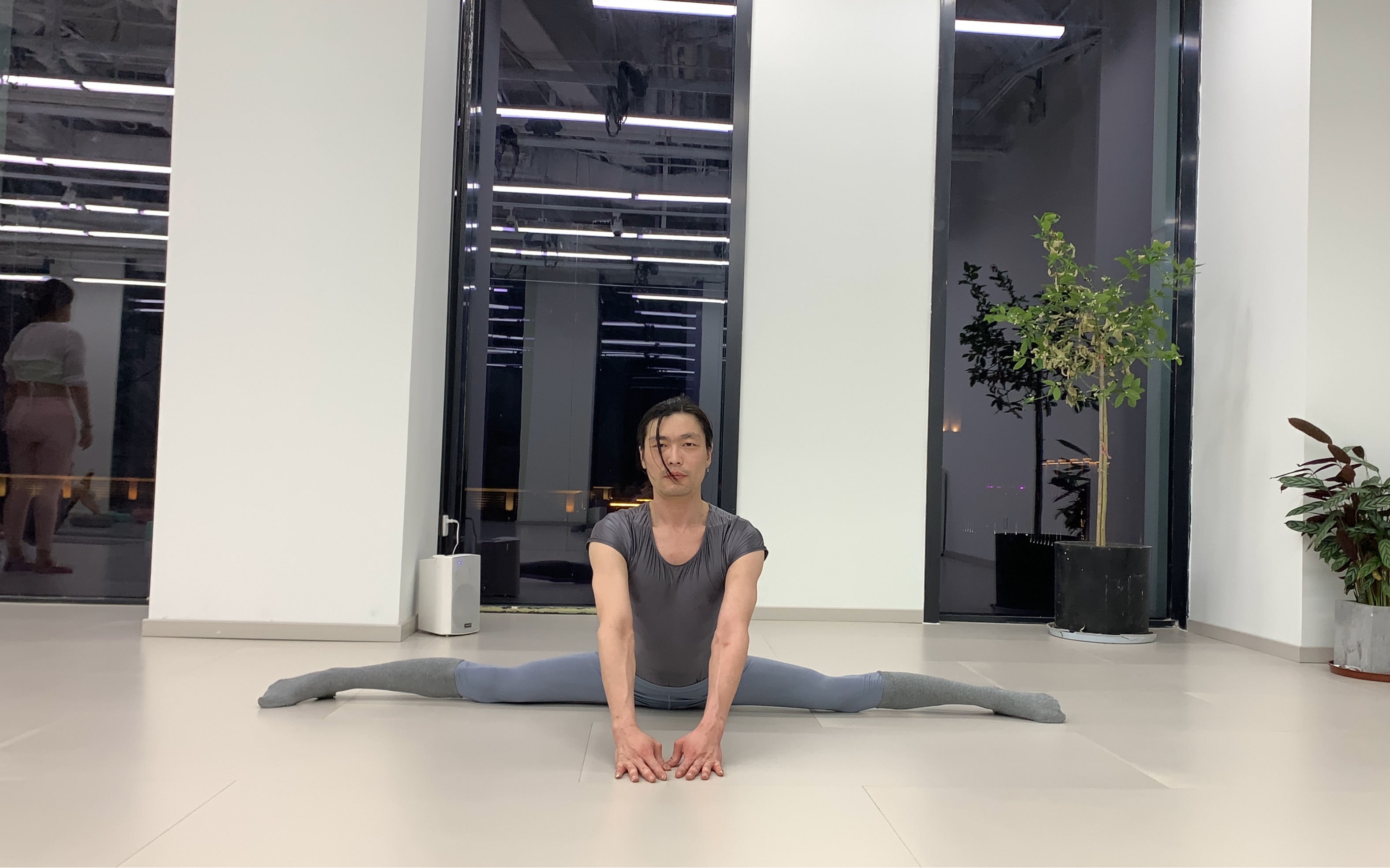 马尾辫帅哥滑叉——横叉一字马