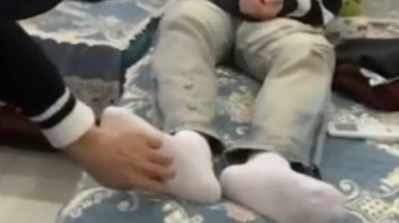 挠白袜帅哥痒痒