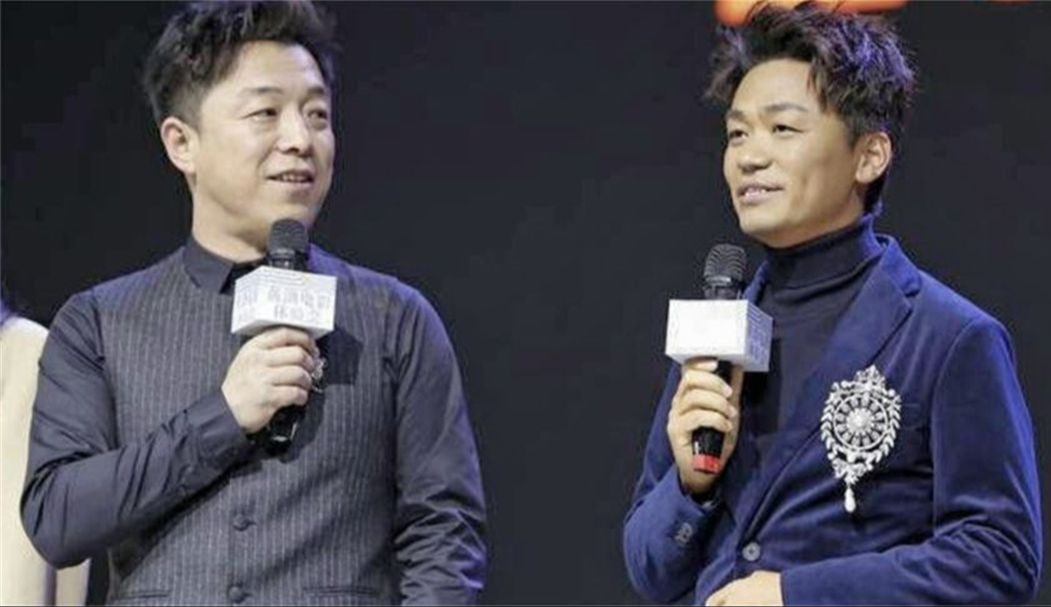 黄渤被粉丝错认是王宝强,注意他签名时的一个举动,尽显高情商!