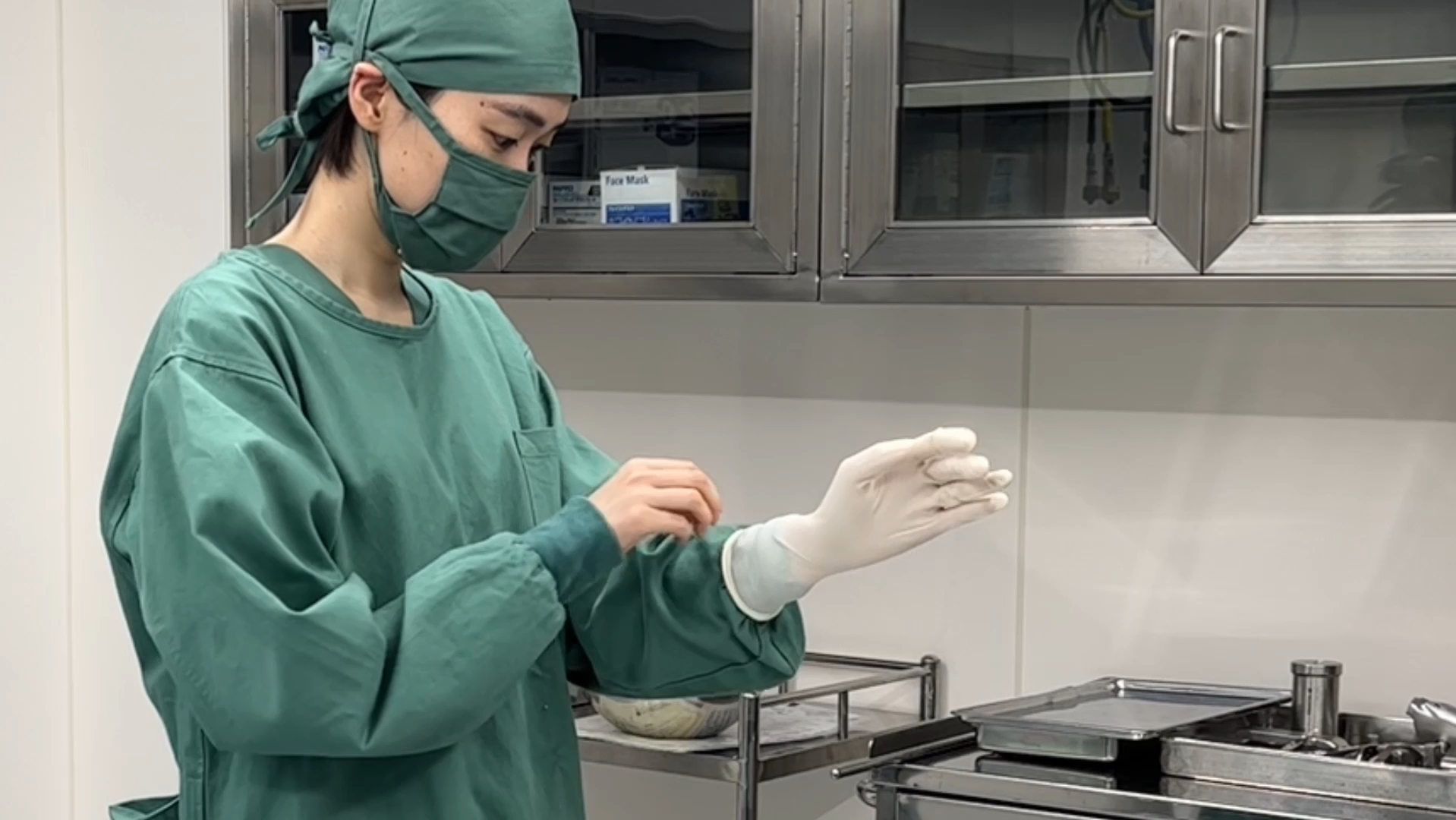 生活自拍之记录护士小姐姐手术室穿戴防护手套