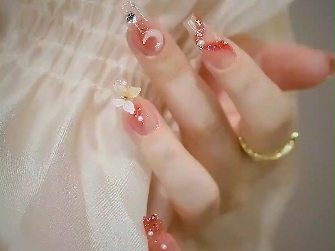 甜美蝴蝶粉色系美甲