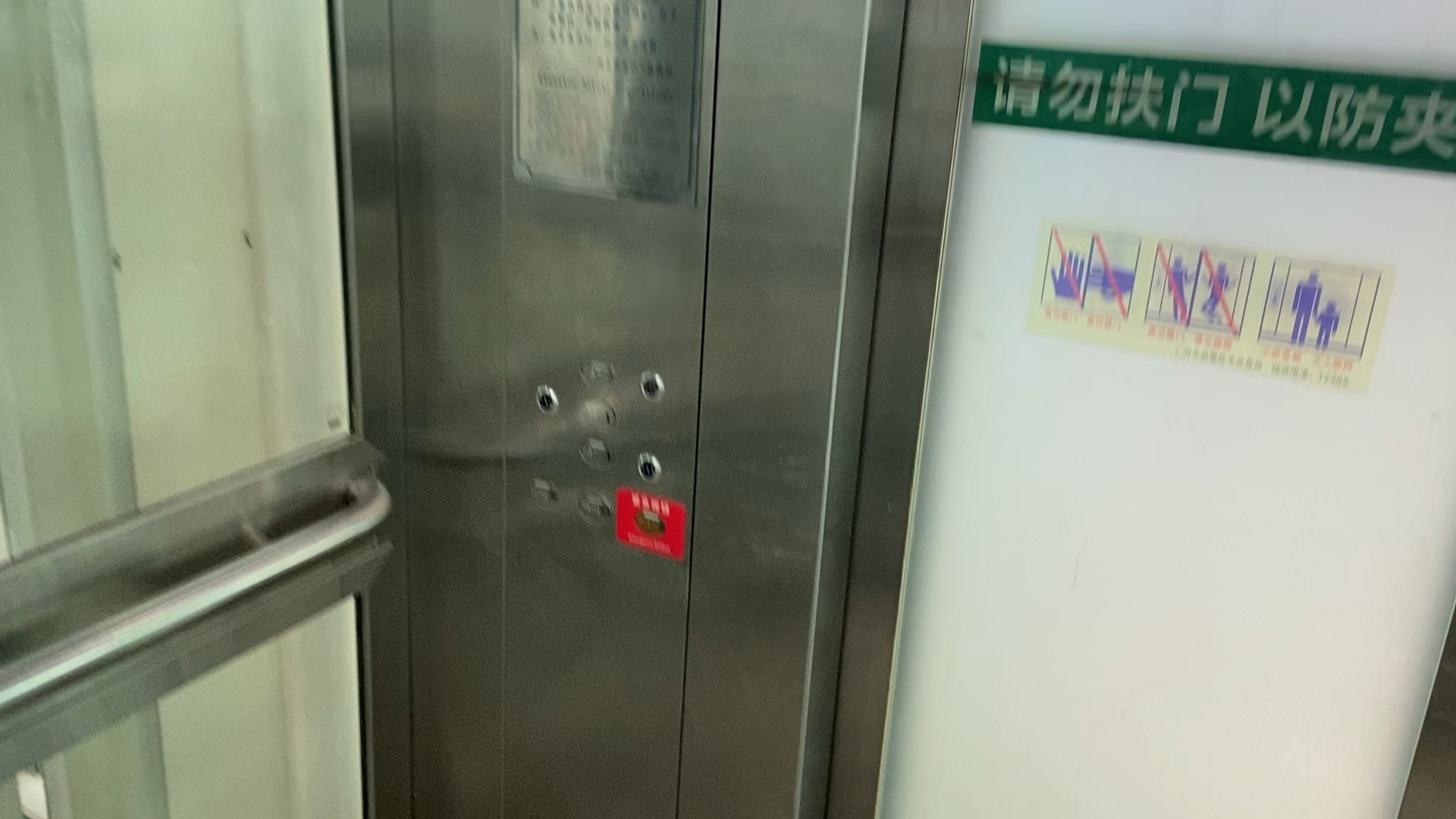 广州白云国际机场1号航站楼的一台通力电梯