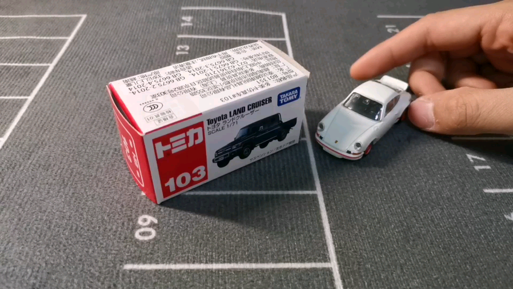 tomica红白盒与黑盒的简单对比丰田陆地巡洋舰lc70保时捷911卡雷拉