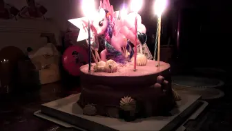 切小马蛋糕，过生日～祝我生日快乐!【场面有点失控。。。】