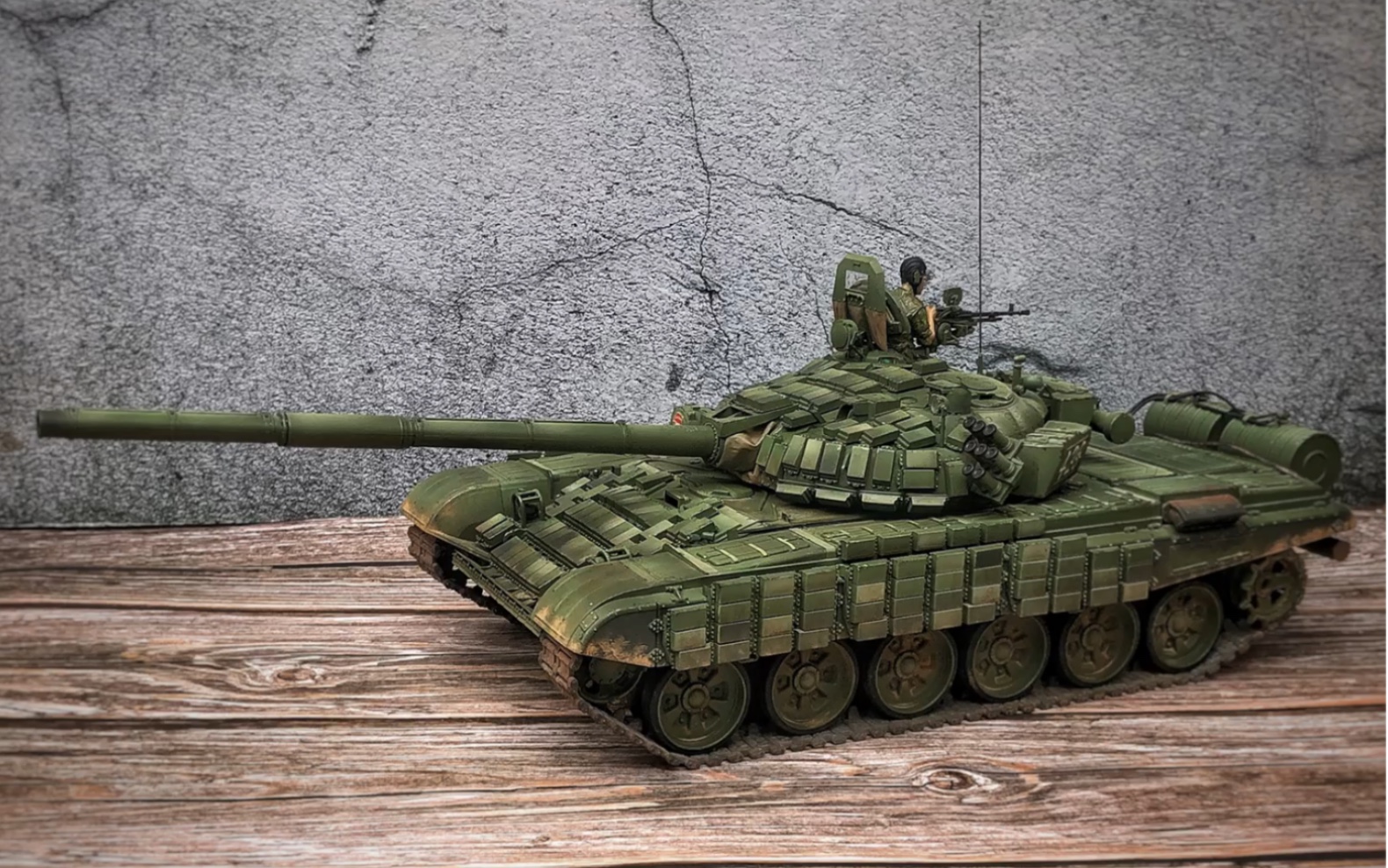 毛子精锐近卫军t72b1主战坦克挂接触-1附加装甲1/16遥控rc 满车砖头块