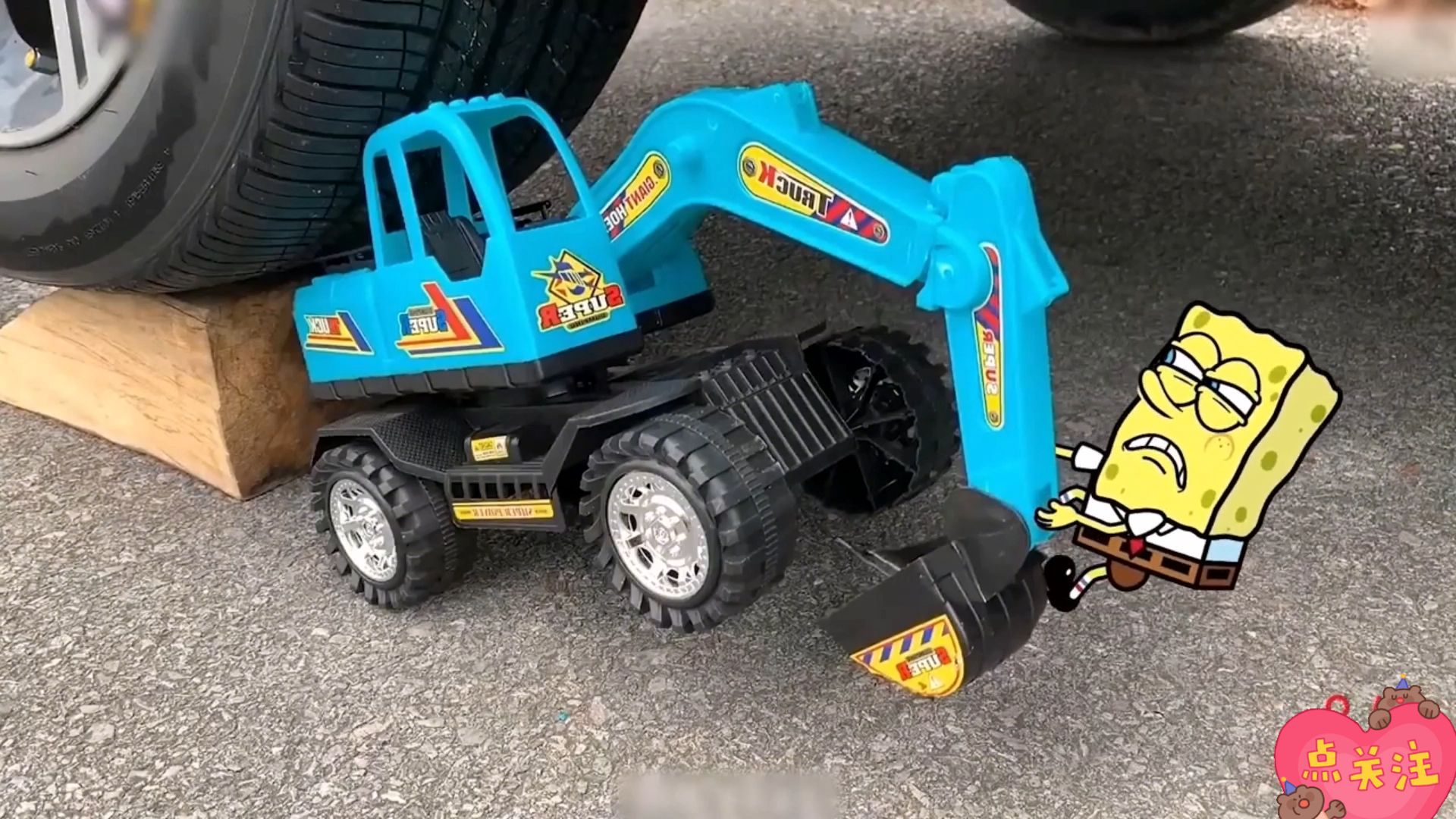 汽车碾压各种东西解压,汽车碾压玩具工程车 越野车 汽车总动员